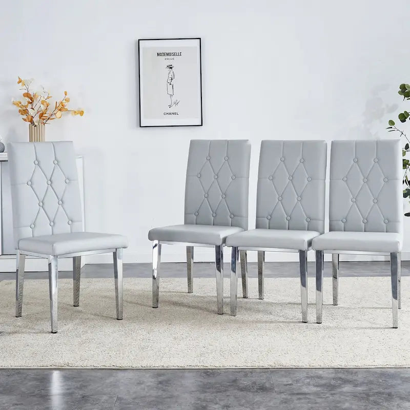 Chaise de salle à manger grise sans accoudoirs, avec dossier capitonné à motif quadrillé et clouté, et pieds en métal argenté.