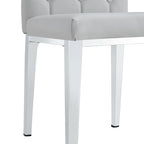 Chaise de salle à manger grise sans accoudoirs, avec dossier capitonné à motif quadrillé et clouté, et pieds en métal argenté.