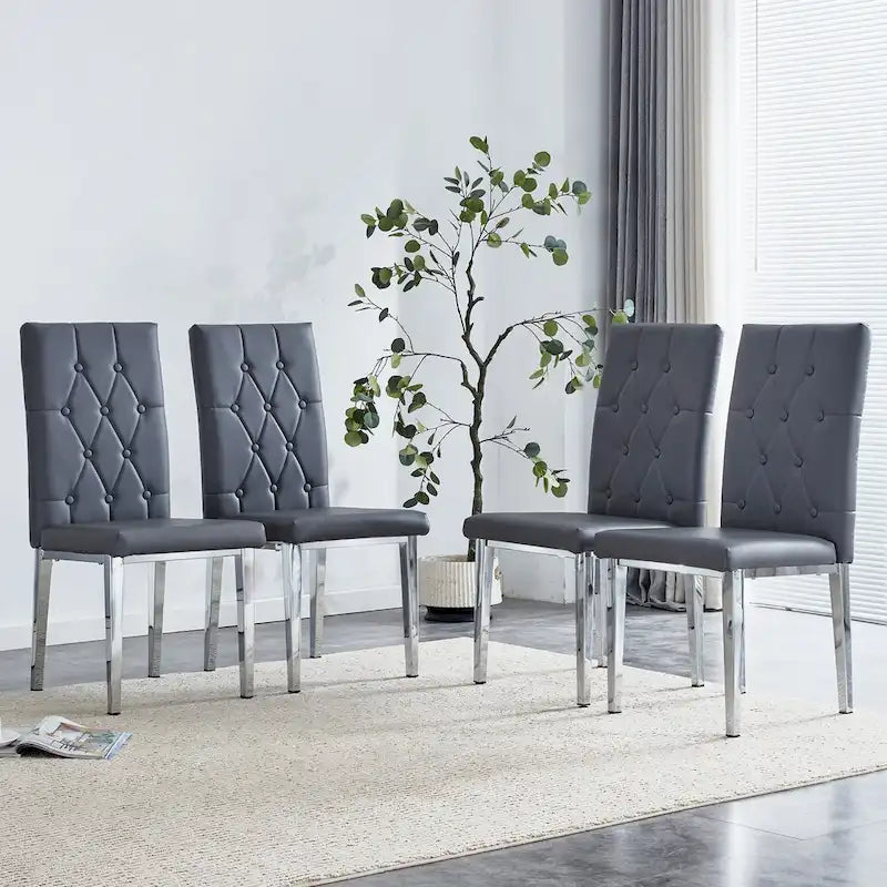 Chaise de salle à manger grise sans accoudoirs, avec dossier capitonné à motif quadrillé et clouté, et pieds en métal argenté.