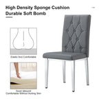 Chaise de salle à manger grise sans accoudoirs, avec dossier capitonné à motif quadrillé et clouté, et pieds en métal argenté.