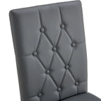 Chaise de salle à manger grise sans accoudoirs, avec dossier capitonné à motif quadrillé et clouté, et pieds en métal argenté.