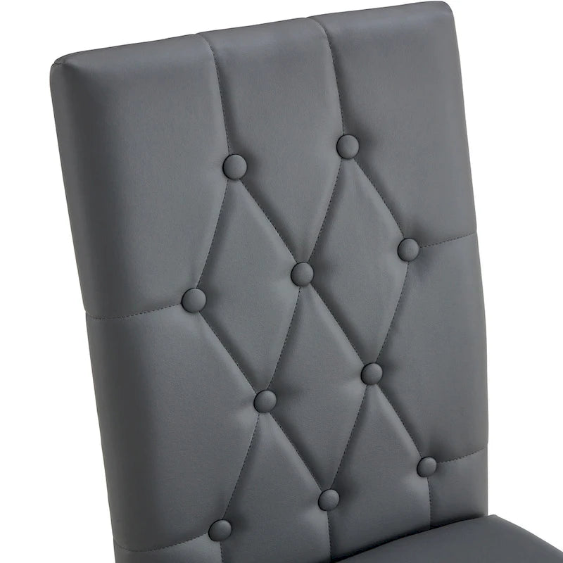 Chaise de salle à manger grise sans accoudoirs, avec dossier capitonné à motif quadrillé et clouté, et pieds en métal argenté.