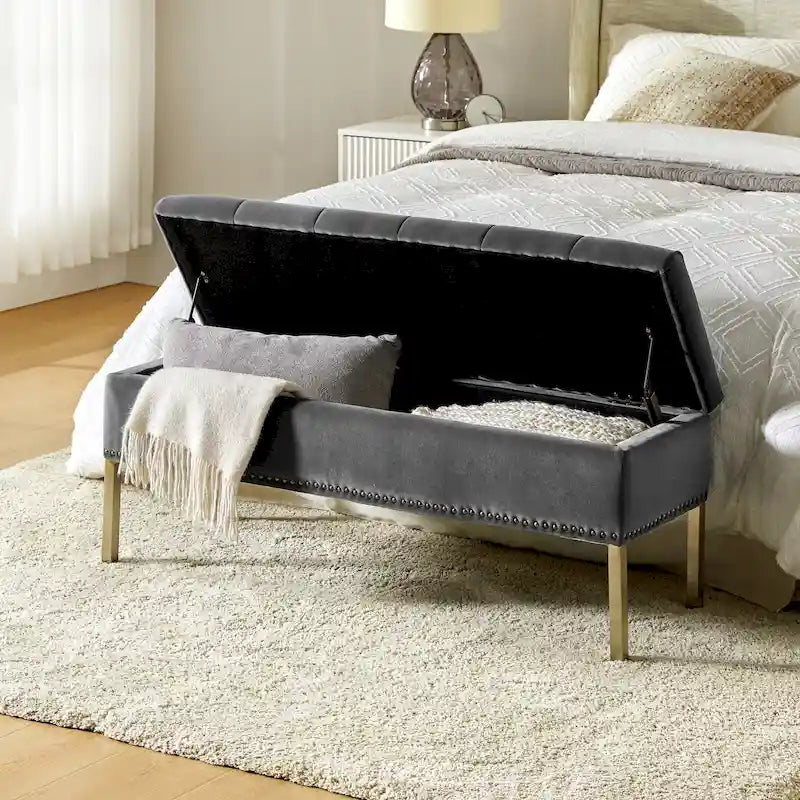 Banc de rangement capitonné en velours à couvercle relevable avec garniture cloutée et pieds en métal