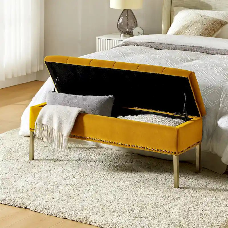 Banc de rangement capitonné en velours à couvercle relevable avec garniture cloutée et pieds en métal