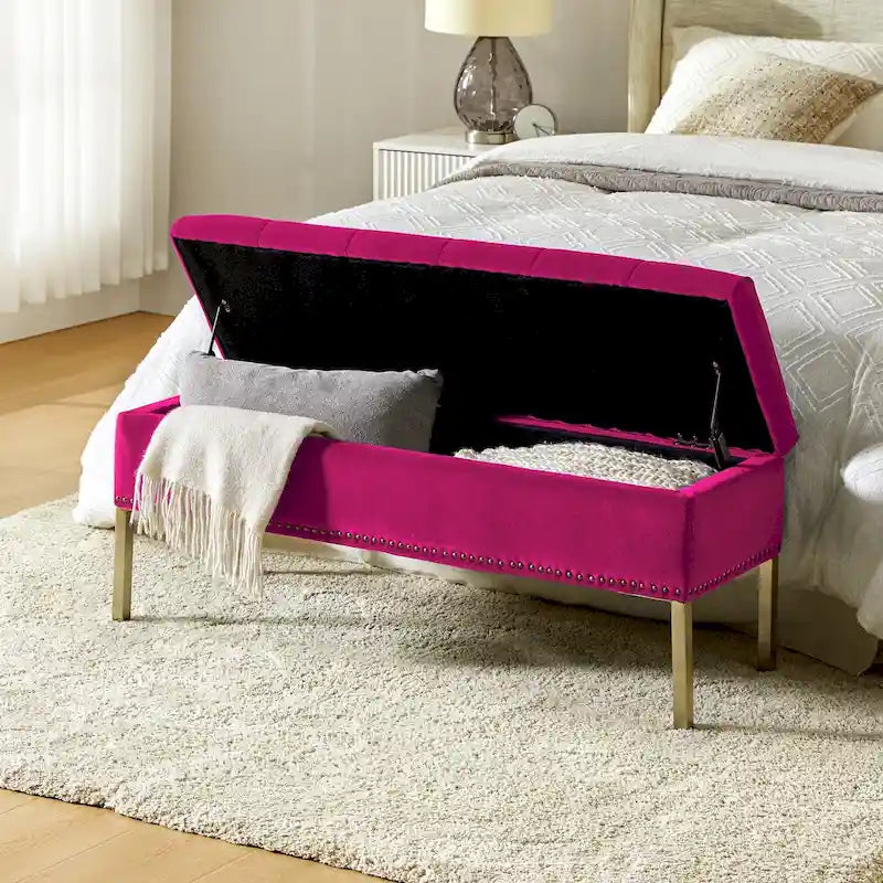 Banc de rangement capitonné en velours à couvercle relevable avec garniture cloutée et pieds en métal