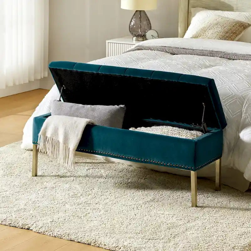 Banc de rangement capitonné en velours à couvercle relevable avec garniture cloutée et pieds en métal