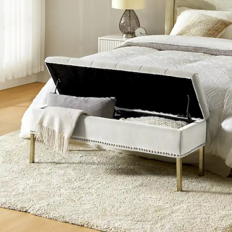 Banc de rangement capitonné en velours à couvercle relevable avec garniture cloutée et pieds en métal