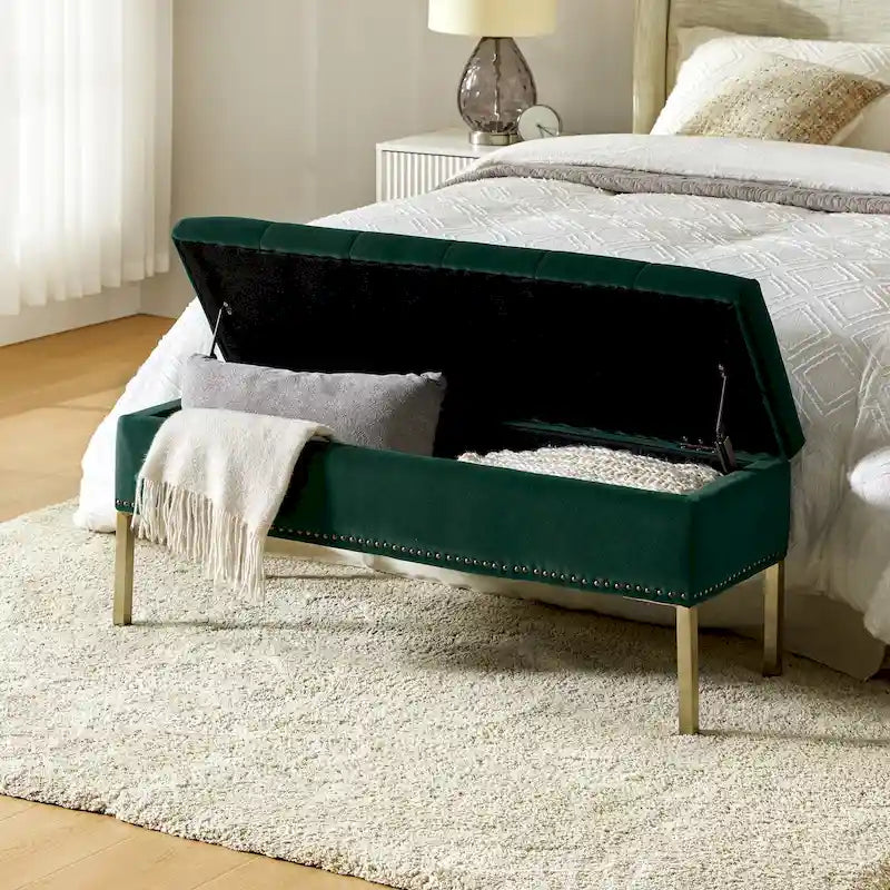 Banc de rangement capitonné en velours à couvercle relevable avec garniture cloutée et pieds en métal