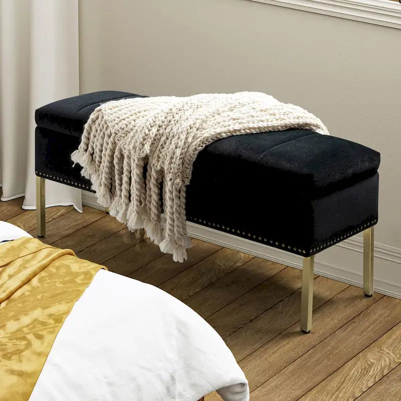 Banc de rangement capitonné en velours à couvercle relevable avec garniture cloutée et pieds en métal