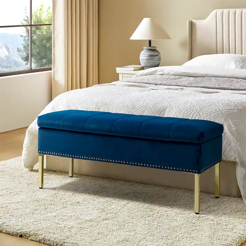 Banc de rangement capitonné en velours à couvercle relevable avec garniture cloutée et pieds en métal