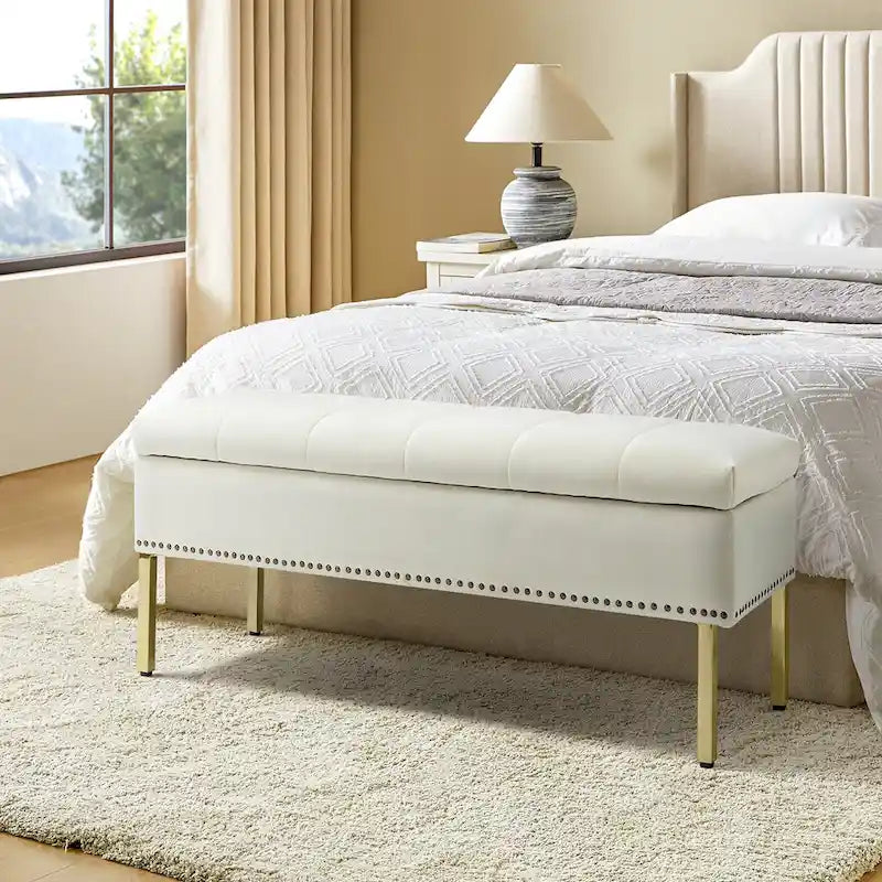 Banc de rangement capitonné en velours à couvercle relevable avec garniture cloutée et pieds en métal