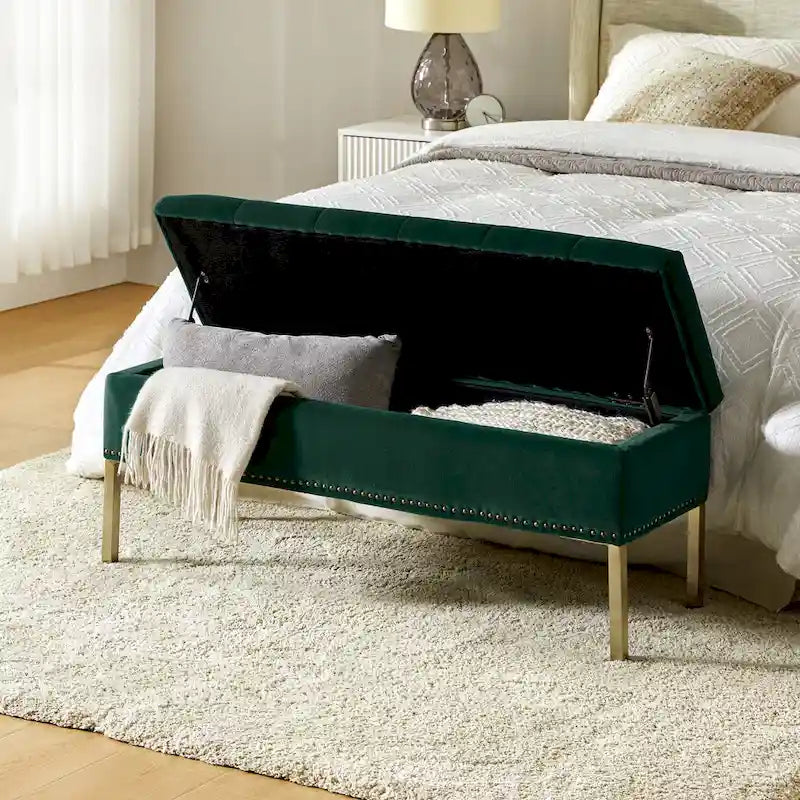 Banc de rangement capitonné en velours à couvercle relevable avec garniture cloutée et pieds en métal