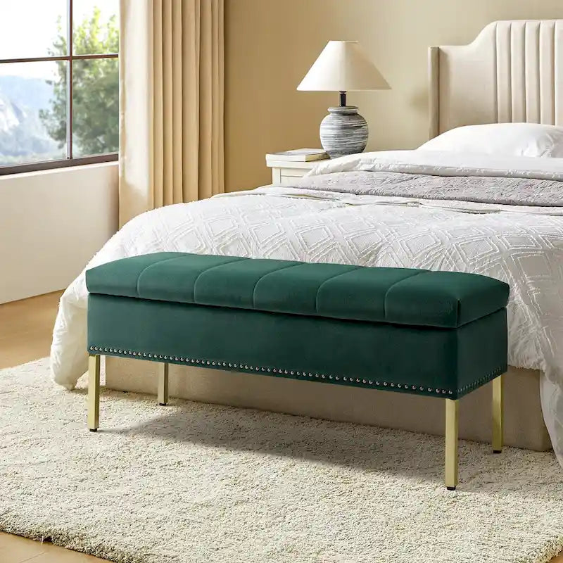 Banc de rangement capitonné en velours à couvercle relevable avec garniture cloutée et pieds en métal