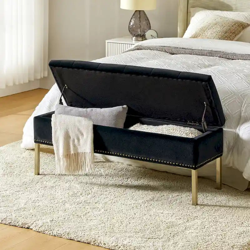 Banc de rangement capitonné en velours à couvercle relevable avec garniture cloutée et pieds en métal