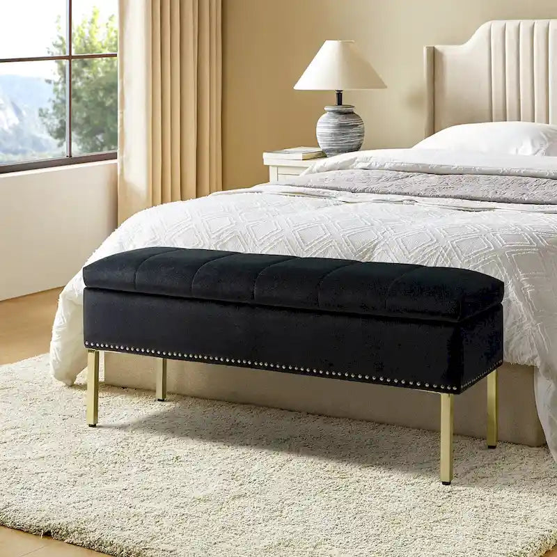 Banc de rangement capitonné en velours à couvercle relevable avec garniture cloutée et pieds en métal