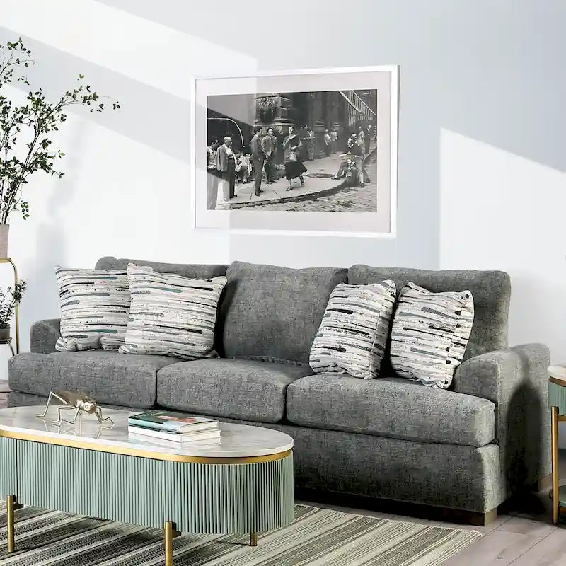 Canapé transitoire en tissu gris avec accoudoirs évasés et coussins de siège à ressorts