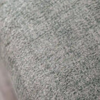 Canapé transitoire en tissu gris avec accoudoirs évasés et coussins de siège à ressorts