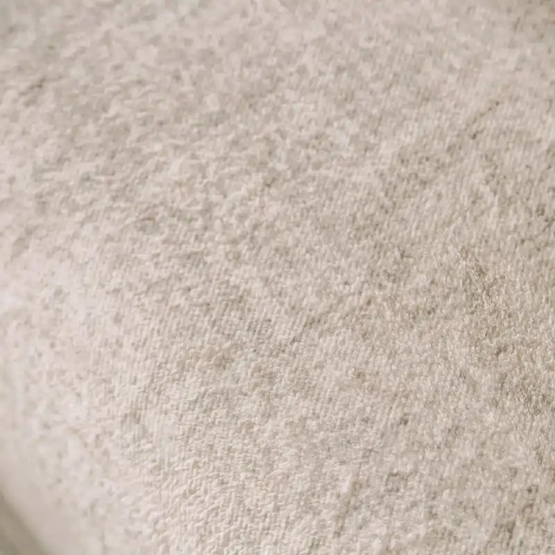 Canapé transitoire en tissu gris avec accoudoirs évasés et coussins de siège à ressorts
