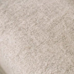 Canapé transitoire en tissu gris avec accoudoirs évasés et coussins de siège à ressorts
