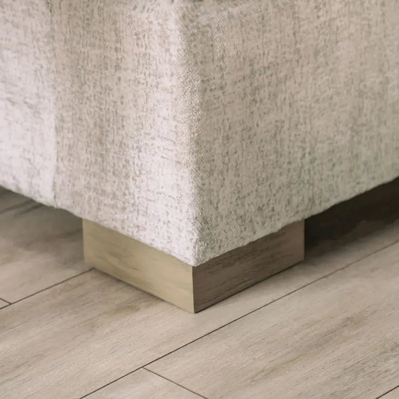 Canapé transitoire en tissu gris avec accoudoirs évasés et coussins de siège à ressorts