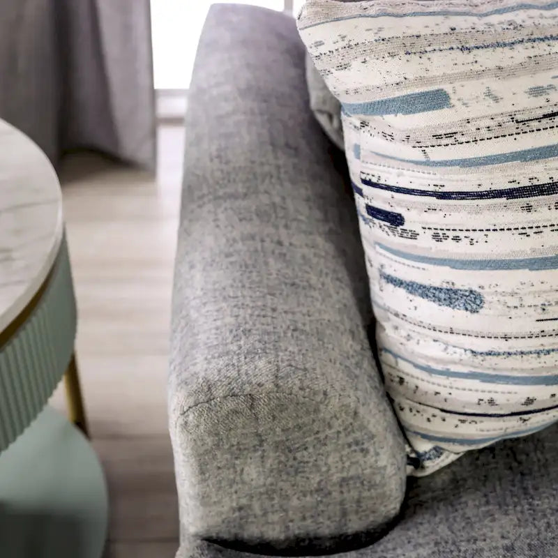 Canapé transitoire en tissu gris avec accoudoirs évasés et coussins de siège à ressorts
