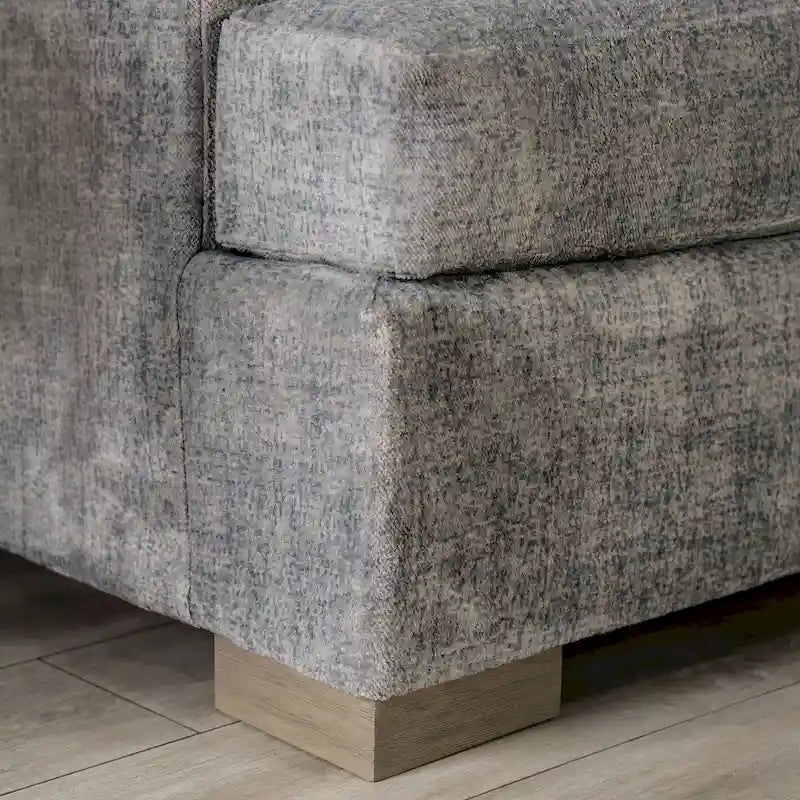 Canapé transitoire en tissu gris avec accoudoirs évasés et coussins de siège à ressorts