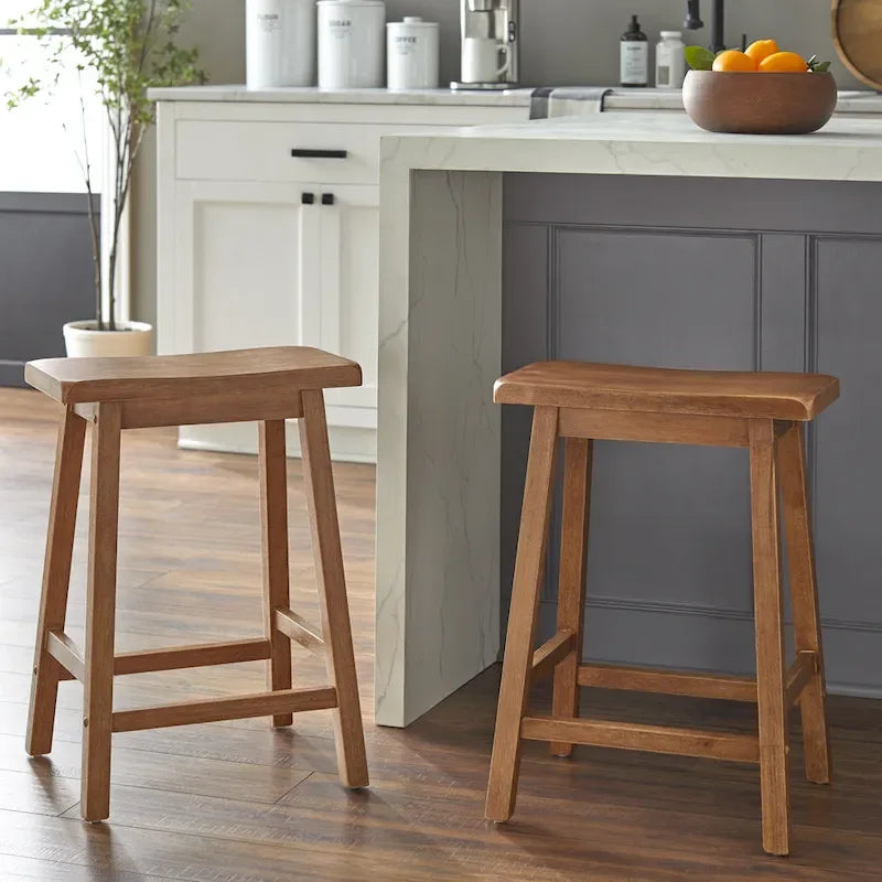 Tabouret de bar rustique sans dossier en hévéa, hauteur comptoir, avec assise en forme de selle
