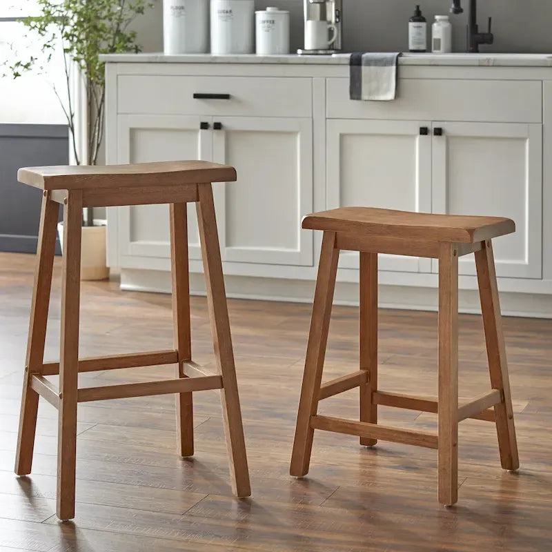 Tabouret de bar rustique sans dossier en hévéa, hauteur comptoir, avec assise en forme de selle
