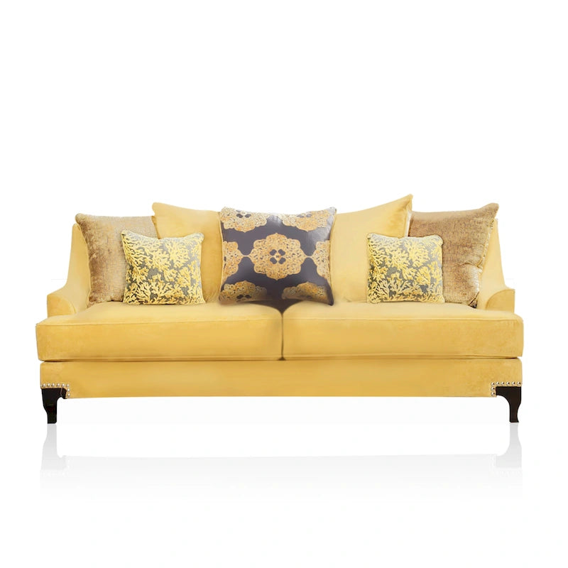 Canapé en velours doré de luxe à accoudoirs inclinés avec clous décoratifs et coussins d'appoint