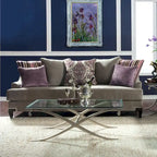 Canapé en velours doré de luxe à accoudoirs inclinés avec clous décoratifs et coussins d'appoint