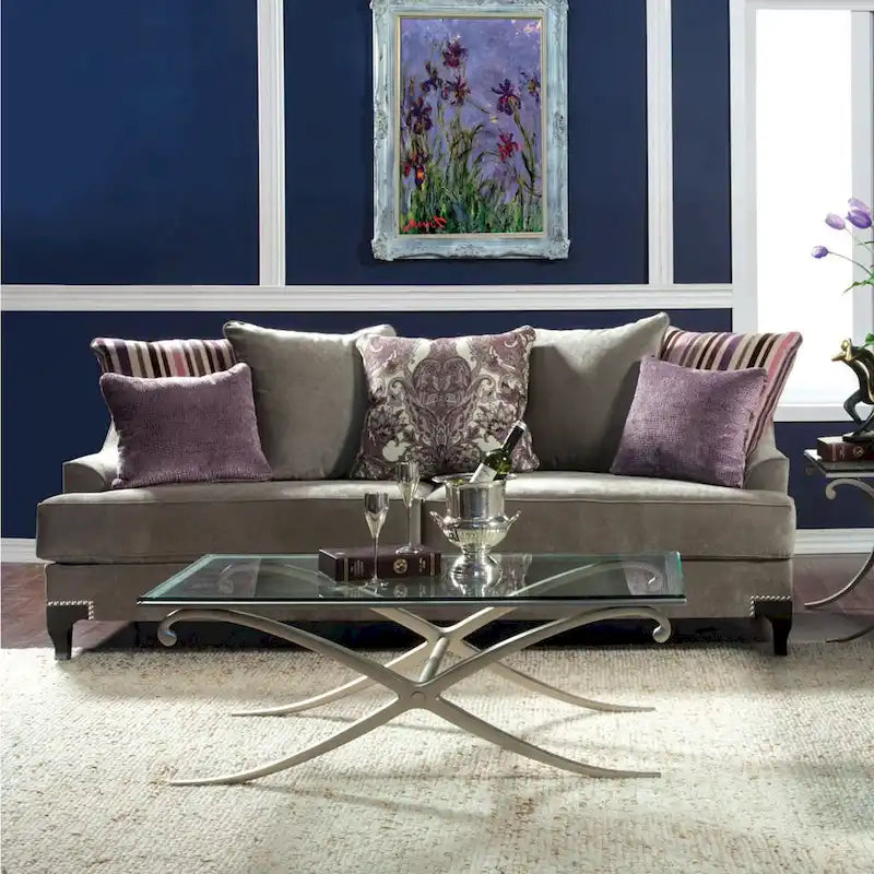 Canapé en velours doré de luxe à accoudoirs inclinés avec clous décoratifs et coussins d'appoint