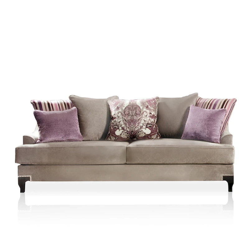 Canapé en velours doré de luxe à accoudoirs inclinés avec clous décoratifs et coussins d'appoint