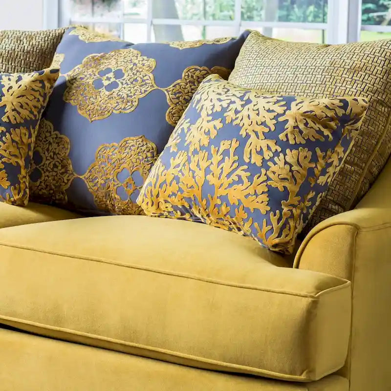 Canapé en velours doré de luxe à accoudoirs inclinés avec clous décoratifs et coussins d'appoint