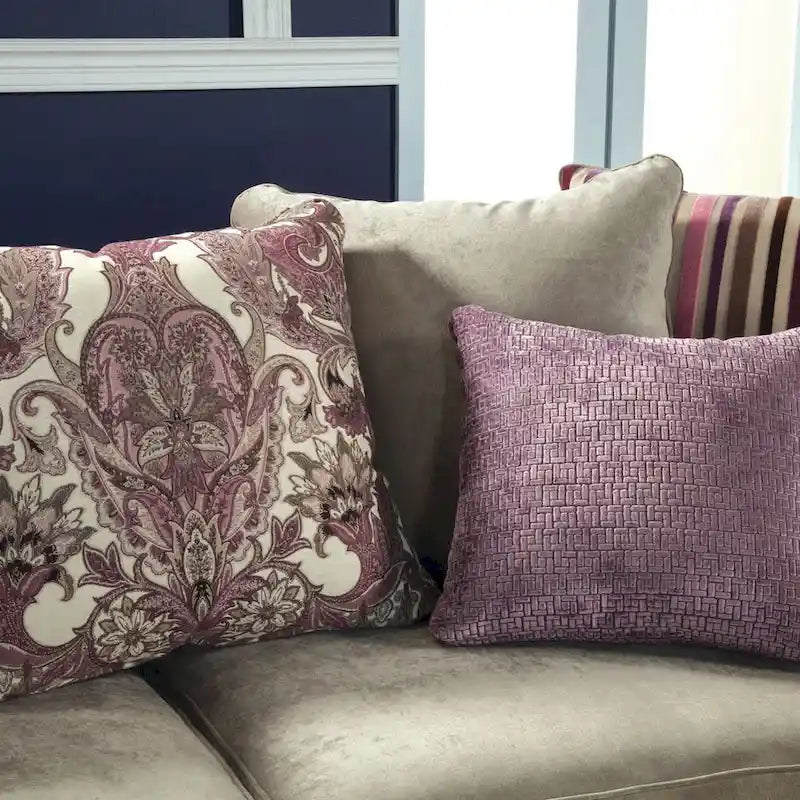 Canapé en velours doré de luxe à accoudoirs inclinés avec clous décoratifs et coussins d'appoint