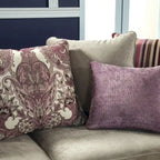 Canapé en velours doré de luxe à accoudoirs inclinés avec clous décoratifs et coussins d'appoint