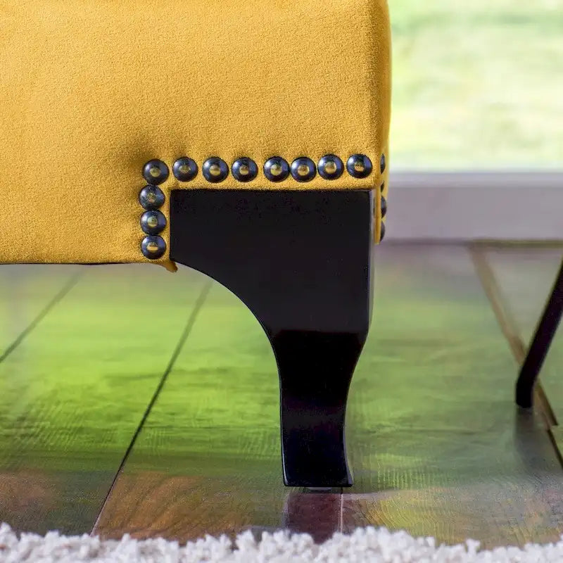 Canapé en velours doré de luxe à accoudoirs inclinés avec clous décoratifs et coussins d'appoint