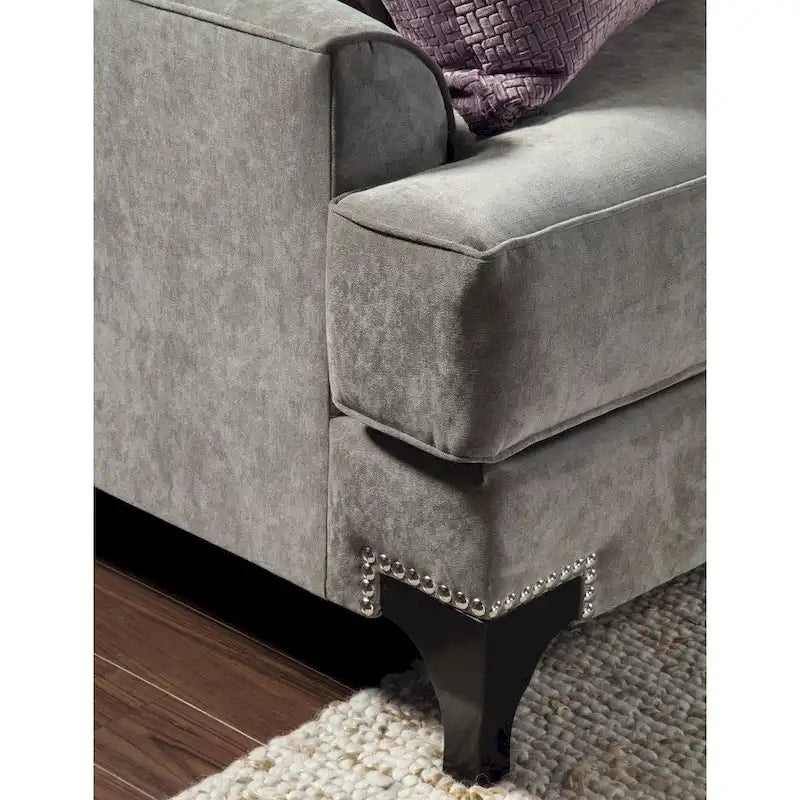 Canapé en velours doré de luxe à accoudoirs inclinés avec clous décoratifs et coussins d'appoint