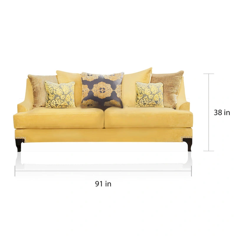 Canapé en velours doré de luxe à accoudoirs inclinés avec clous décoratifs et coussins d'appoint