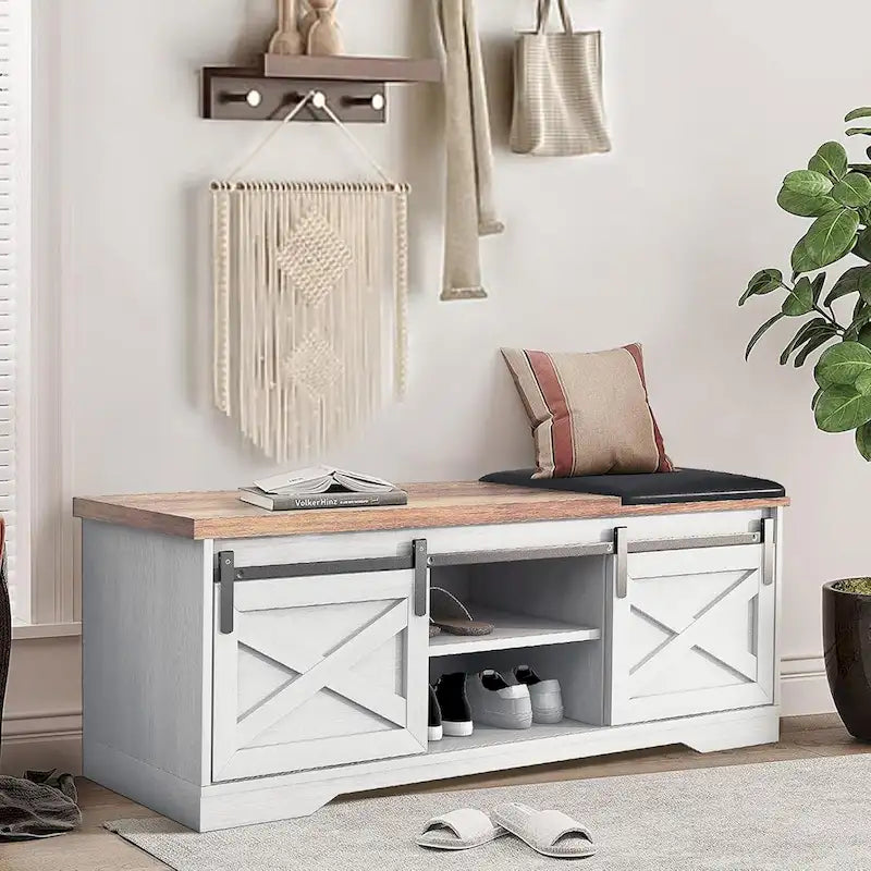 Banc de rangement pour chaussures avec portes coulissantes de style grange, siège rembourré, étagères réglables, blanc et gris