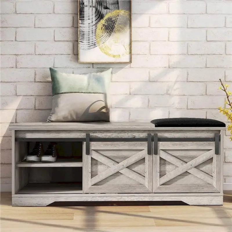 Banc de rangement pour chaussures avec portes coulissantes de style grange, siège rembourré, étagères réglables, blanc et gris