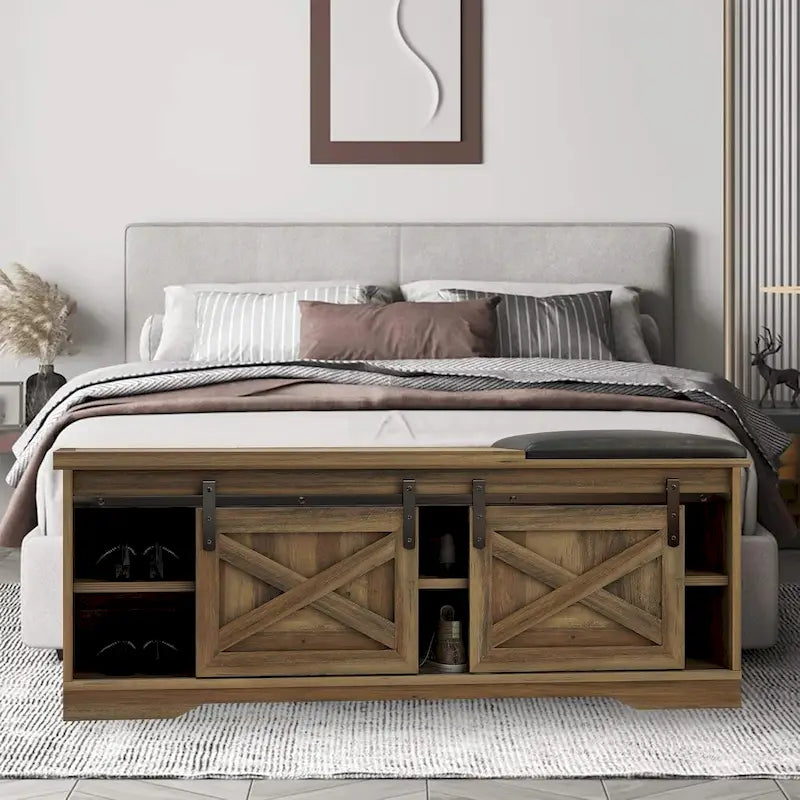 Banc de rangement pour chaussures avec portes coulissantes de style grange, siège rembourré, étagères réglables, blanc et gris