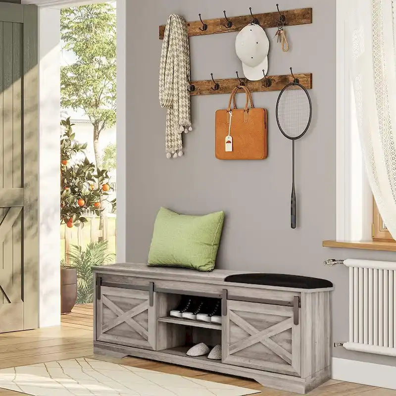 Banc de rangement pour chaussures avec portes coulissantes de style grange, siège rembourré, étagères réglables, blanc et gris