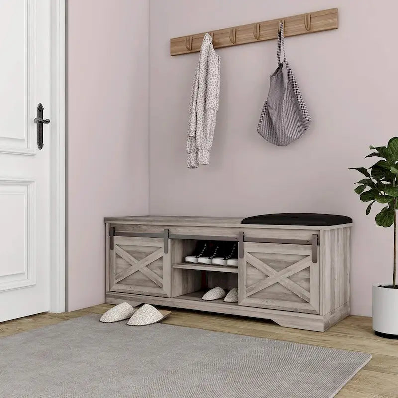 Banc de rangement pour chaussures avec portes coulissantes de style grange, siège rembourré, étagères réglables, blanc et gris