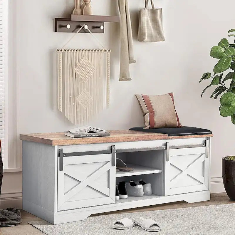 Banc de rangement pour chaussures avec portes coulissantes de style grange, siège rembourré, étagères réglables, blanc et gris