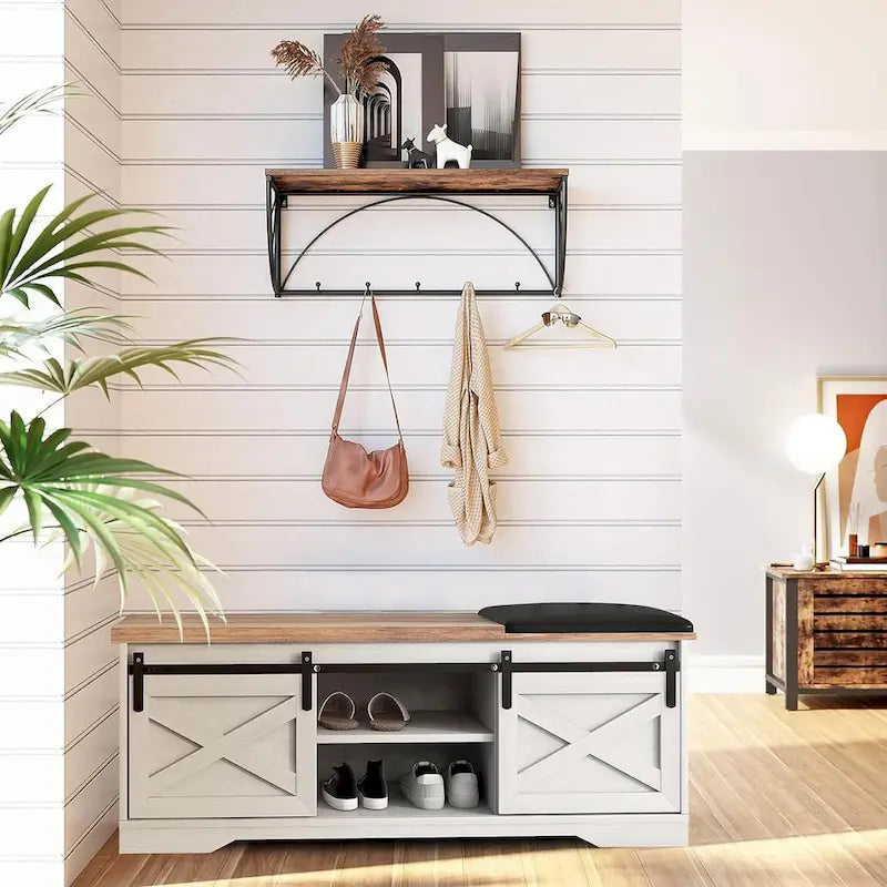 Banc de rangement pour chaussures avec portes coulissantes de style grange, siège rembourré, étagères réglables, blanc et gris