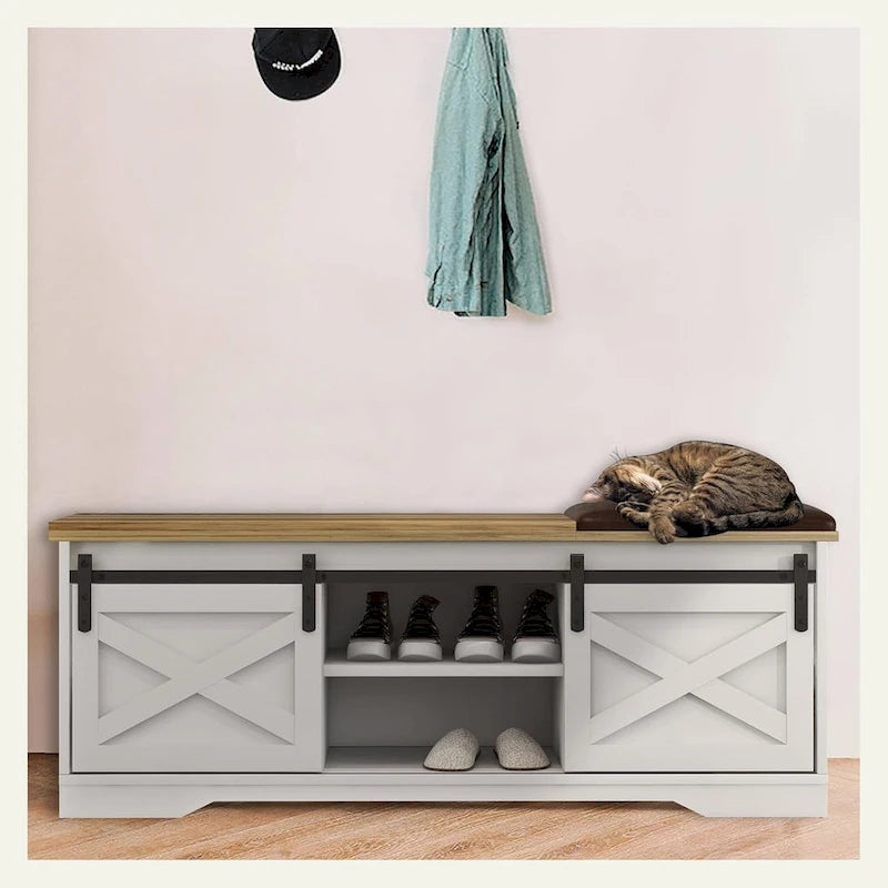 Banc de rangement pour chaussures avec portes coulissantes de style grange, siège rembourré, étagères réglables, blanc et gris
