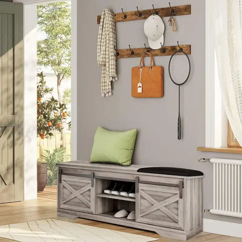 Banc de rangement pour chaussures avec portes coulissantes de style grange, siège rembourré, étagères réglables, blanc et gris