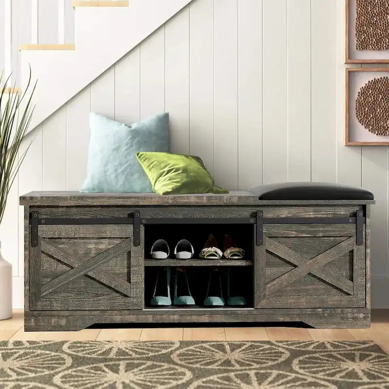 Banc de rangement pour chaussures avec portes coulissantes de style grange, siège rembourré, étagères réglables, blanc et gris