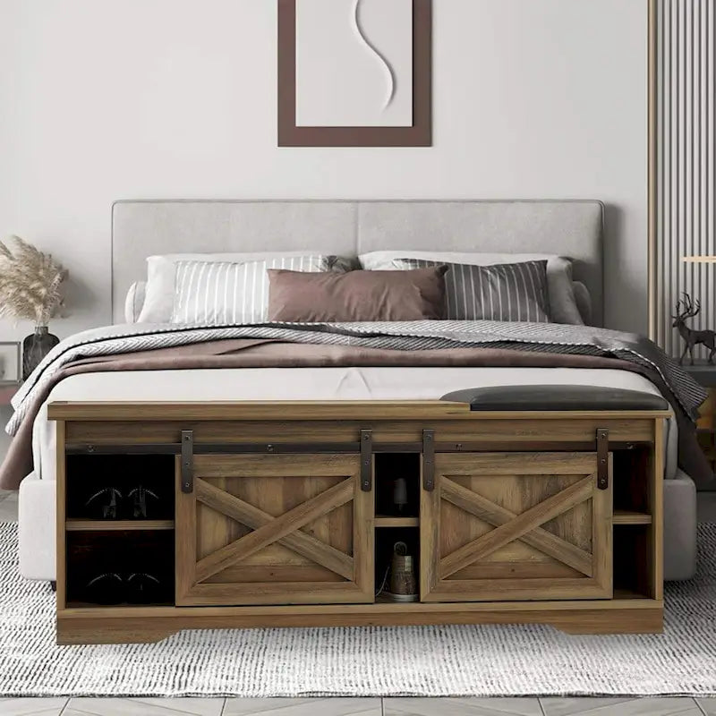 Banc de rangement pour chaussures avec portes coulissantes de style grange, siège rembourré, étagères réglables, blanc et gris