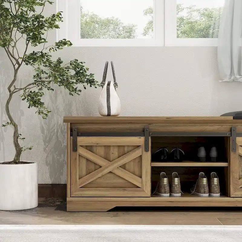 Banc de rangement pour chaussures avec portes coulissantes de style grange, siège rembourré, étagères réglables, blanc et gris